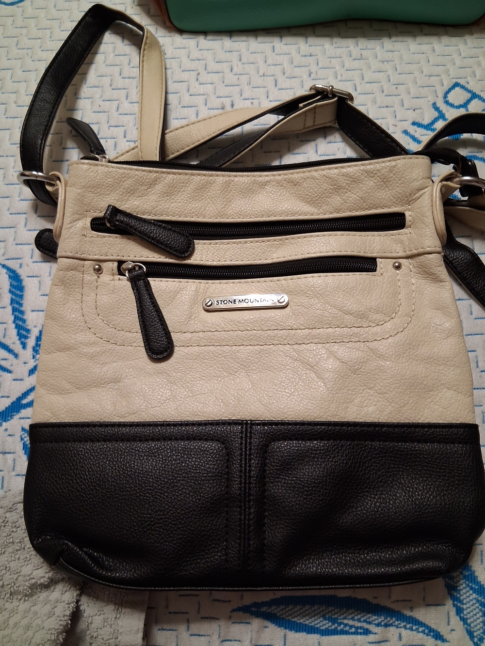 Stone Mountain Accessories Cream and Black Two-Tone Crossbody Purse